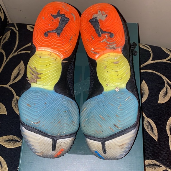 Lebron 16 - Picture 3 of 6